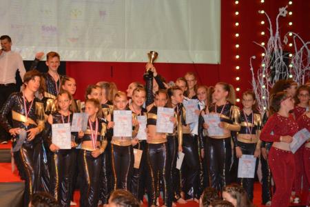 Formacija mladinci s pokalom